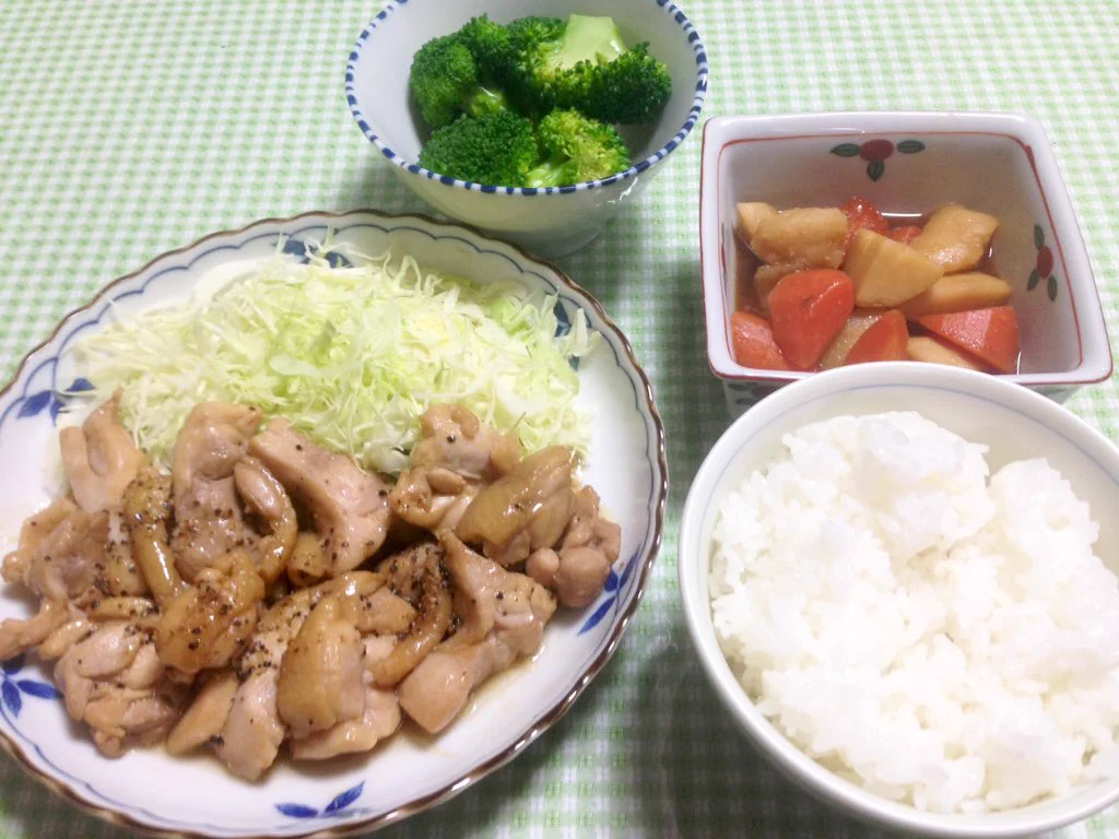 簡単なのに美味しすぎる！鶏もも肉を醤油と塩コショウで炒めるだけで最高の一品に！