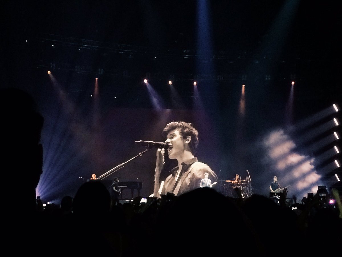_legitmendes's tweet photo. posting for the first time in 4ever bc @ShawnMendes deserves the appreciation for the amazing performance he did in Houston last week ❤️ https://t.co/tXSrw36Hte
