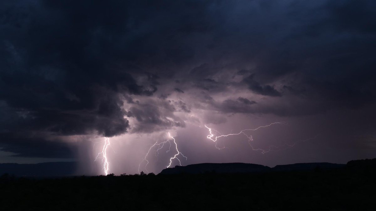 azstormchaser's tweet photo. Verde Valley lightning with @Rocket_AZ  and @SirlinJohn #azwx https://t.co/5bKDxF7VyG
