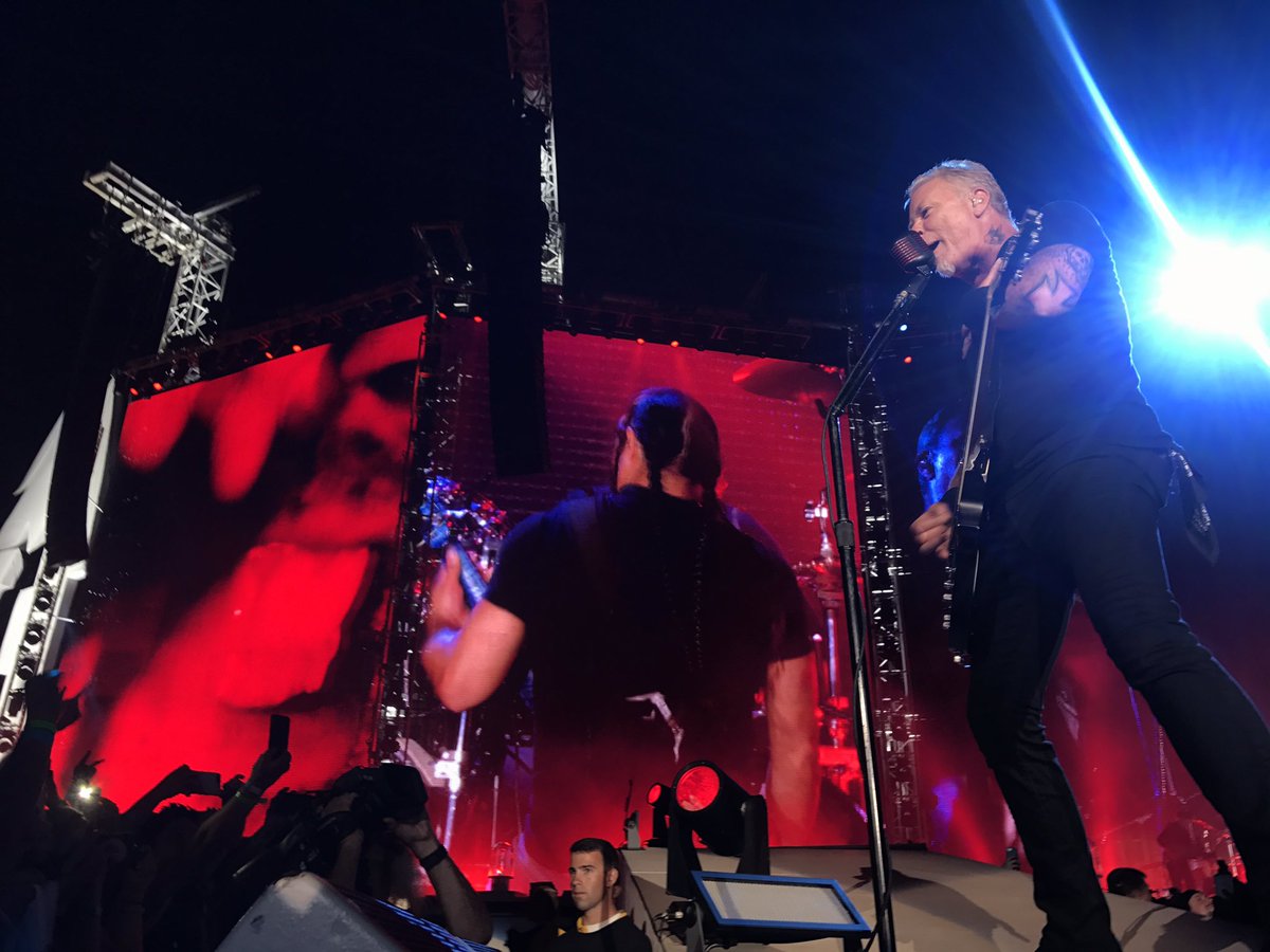Het helping 'Tallica tear up the Rose Bowl #WorldWired #metallica