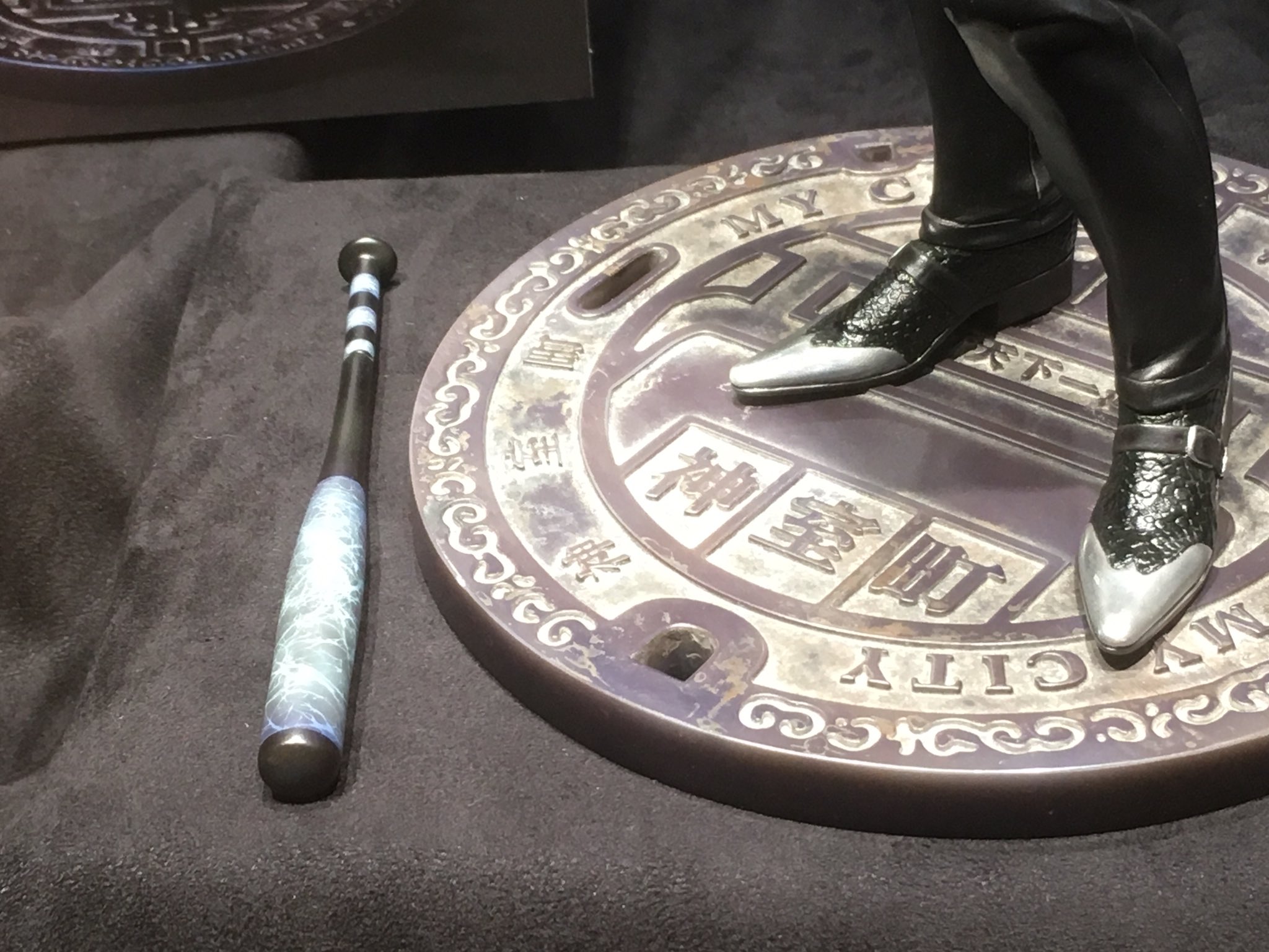 シナプス 公式 仕様 龍が如く 真島吾朗 ドス ジャケット バット マンホール型台座 が付属 ネックレスは本体装着済 以前 横山pにこのバットのデザインのゲーム上の位置付けをお聞きしたら 何でもない バットが沢山突っ込まれた籠