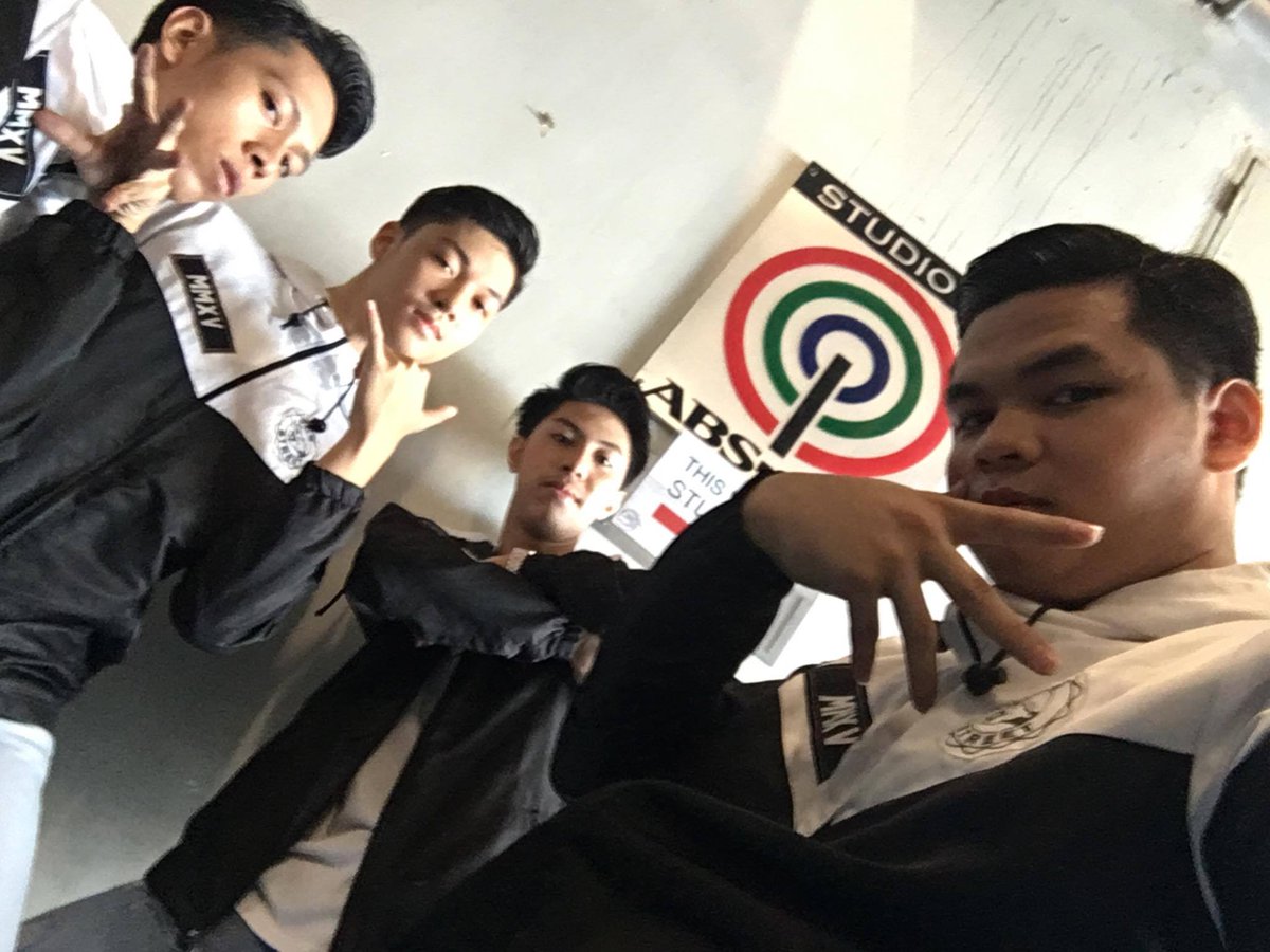 Rickchaard's tweet image. Nakapag pa pic na kame sa logo ng Absaban #POWER  #ChickenFeetGang #Klasmeyt @TheCongTV @PauSepagan