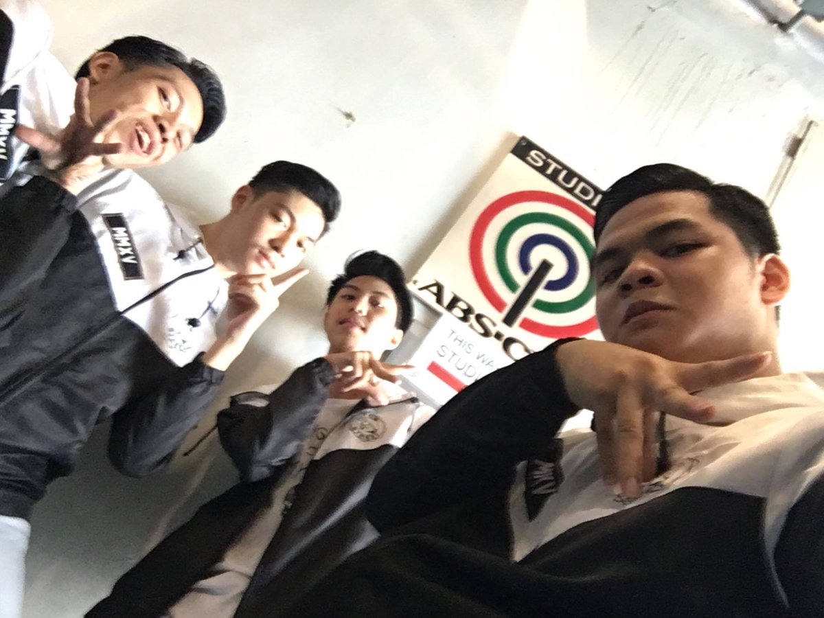 Rickchaard's tweet image. Nakapag pa pic na kame sa logo ng Absaban #POWER  #ChickenFeetGang #Klasmeyt @TheCongTV @PauSepagan