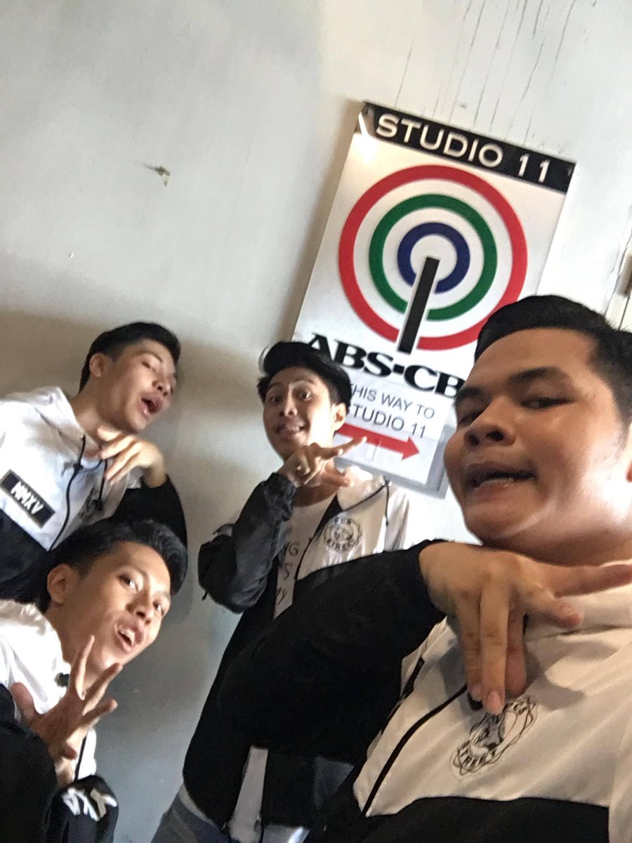 Rickchaard's tweet image. Nakapag pa pic na kame sa logo ng Absaban #POWER  #ChickenFeetGang #Klasmeyt @TheCongTV @PauSepagan