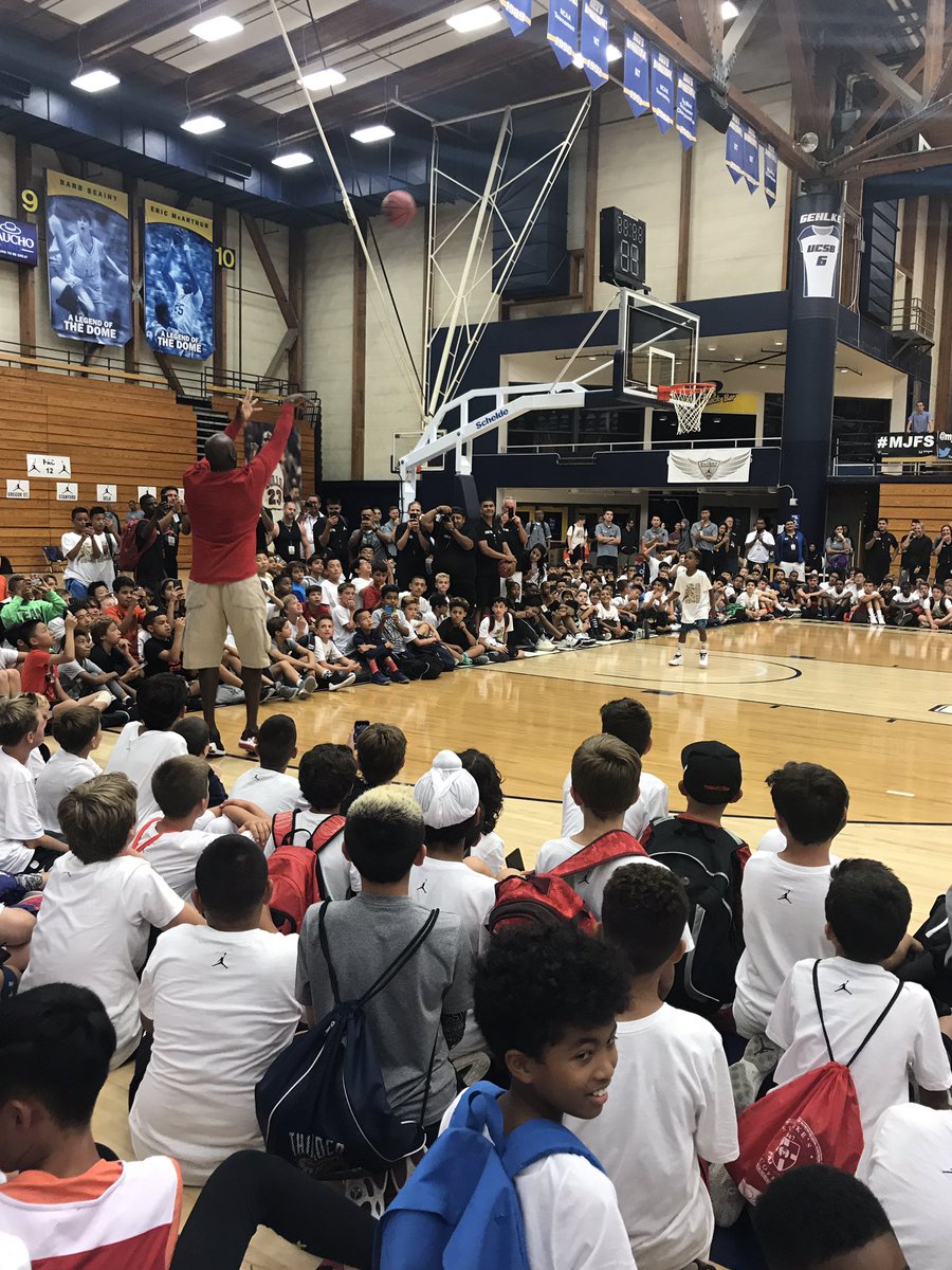 323hoops's tweet photo. MJ, Finley and Pippen in the building tonight #jordan #nike #323hoops https://t.co/ToZ4d4IU2S