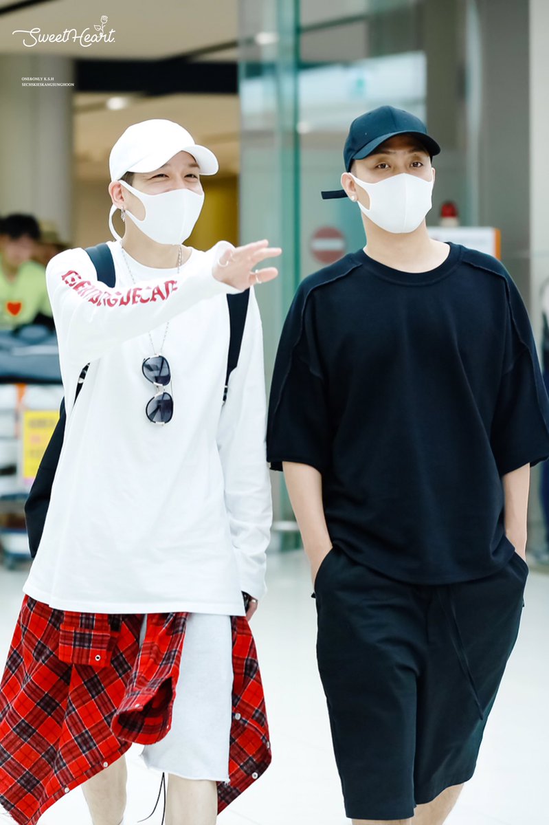 SweetHeart_0222's tweet photo. 20170729 김포공항 
후니야! 왜 이렇게 기뻐？😄😄
🍊Jeju Brother 🍊⚫️⚪️
#강성훈 #은지원 #eunjiwon #kangsunghoon #젝스키스 #sechskies #姜成勋 #カンソンフン https://t.co/x4kxgVkUF8