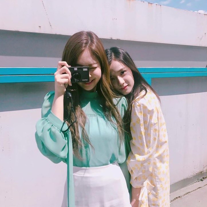 why are jennie and jisoo for real so cute together