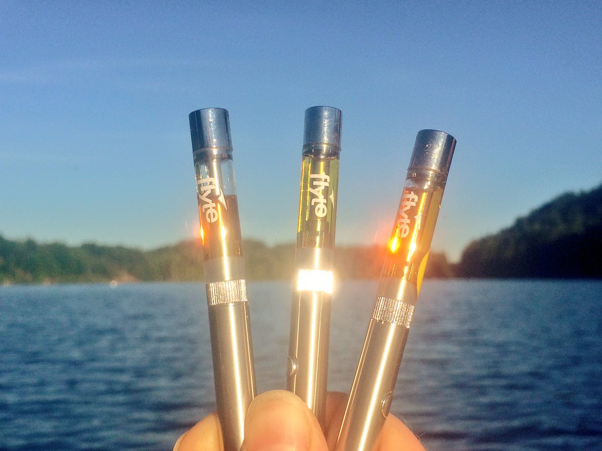 brokenbowls's tweet photo. on the lake and taking flyte🌲💨#takeflyte #clearlybetter #pineapple #godsgreencrack #grapefruit #ohcannabis #westwood #vanisle @Flyteproducts https://t.co/dPSAeprXgs