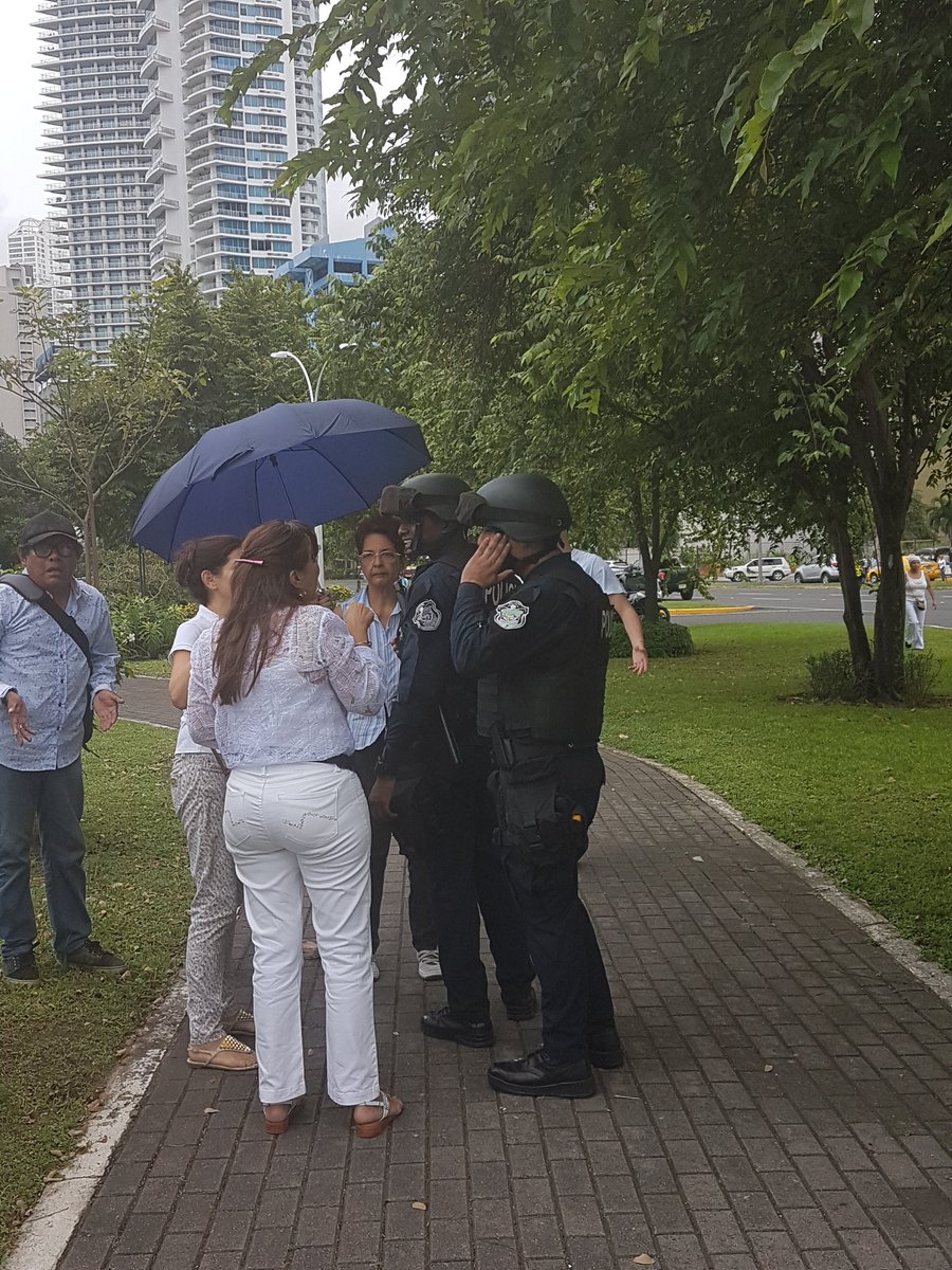 LaVidaSBellaPTY's tweet photo. @BEstela53 El momento cuando no dejaban pasar al grupo de la Sra de 90 años, después que había dado todas las vueltas. Un grupo fue a rescatarlos. https://t.co/Lz4uO6IbwB