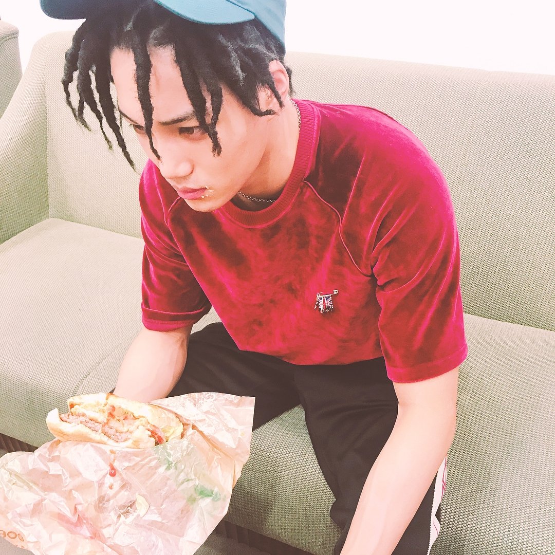 BUBBLETEAHOLIC's tweet photo. [Trans] 170730 แบคฮยอน Ig อัพรูปจงอิน
"กินแฮมเบอร์เกอร์แบบเคร่งขรึมมาก .. #ไคเบอร์เกอร์ #ชิมกัคแฮมเบอร์เกอร์ #น่ารัก Cr. hyoyeonsubs2 https://t.co/yz8Ko0djGt
