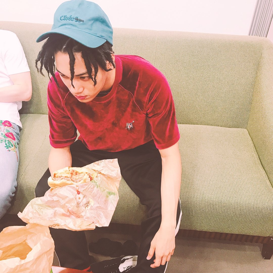 BUBBLETEAHOLIC's tweet photo. [Trans] 170730 แบคฮยอน Ig อัพรูปจงอิน
"กินแฮมเบอร์เกอร์แบบเคร่งขรึมมาก .. #ไคเบอร์เกอร์ #ชิมกัคแฮมเบอร์เกอร์ #น่ารัก Cr. hyoyeonsubs2 https://t.co/yz8Ko0djGt