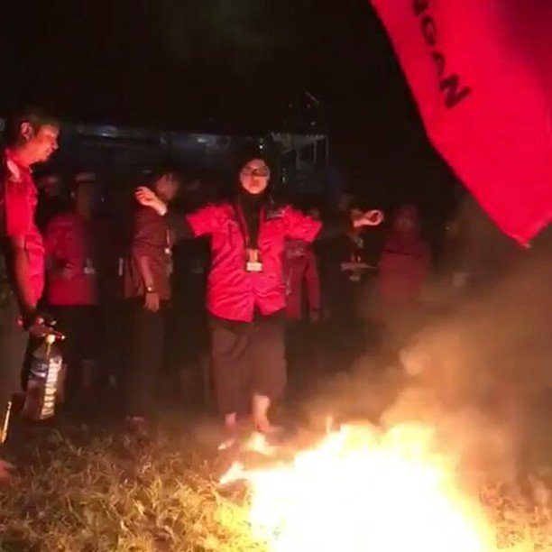 PDIP_JATIM's tweet photo. FOLLOW https://t.co/y99xRk4UuU - @Regrann from @laililn - #now #video #FireWalkChallenge #PendidikanKaderMadya⦠https://t.co/73S35cN9Cn https://t.co/tPT66jHcrA