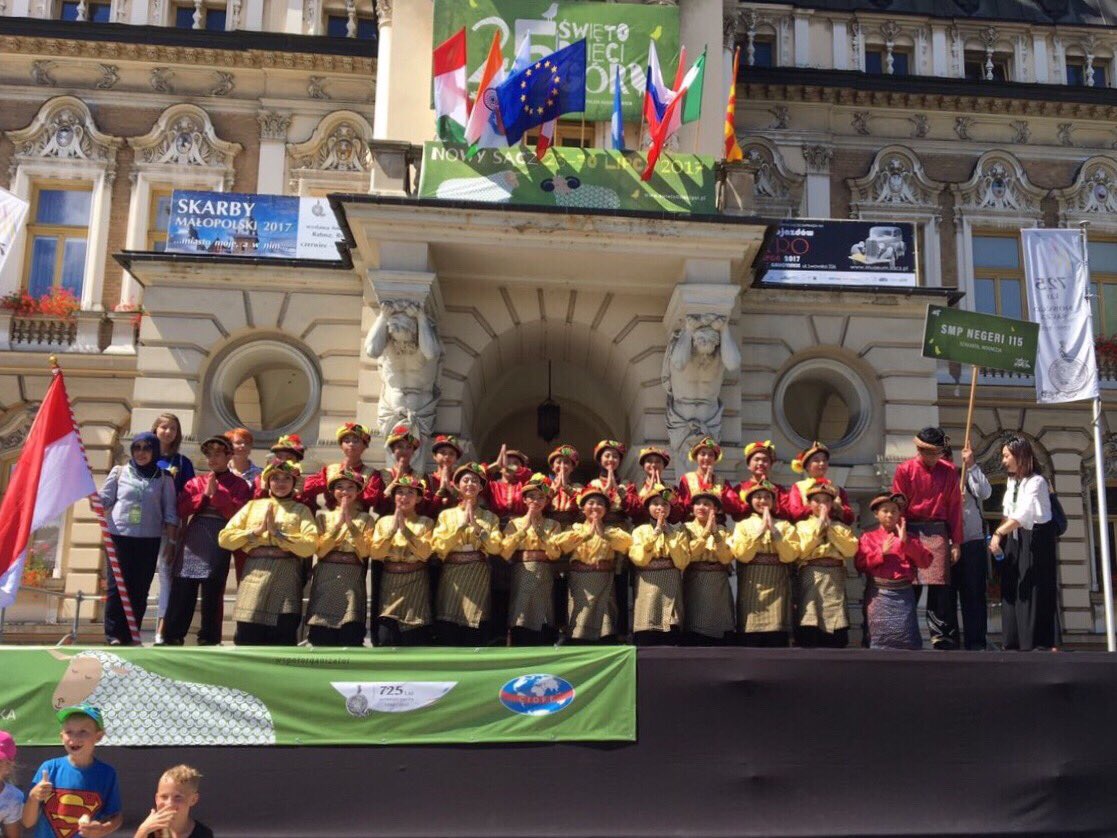 CIOFF_Indonesia's tweet photo. 115 Junior High team are performing in the Nowy Sącz City, Polandia!💃🏻✨
#CIOFF_Indonesia #SMPN115 #CIOFFIndonesia #CIOFF https://t.co/MmxgYzMQ6V