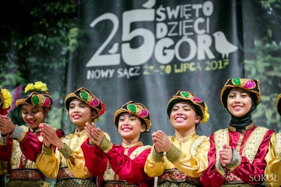 CIOFF_Indonesia's tweet photo. 115 Junior High team are performing in the Nowy Sącz City, Polandia!💃🏻✨
#CIOFF_Indonesia #SMPN115 #CIOFFIndonesia #CIOFF https://t.co/MmxgYzMQ6V