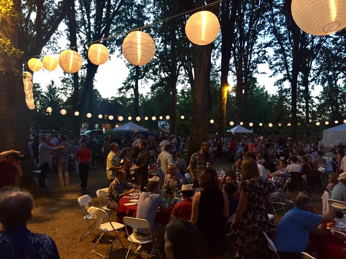 ScottNelson's tweet photo. Second night at @IPNC, the Northwest Salmon Bake. Pictures courtesy of ace @LinfieldCollege photographer @timothysofranko. #IPNC2017 https://t.co/W1imKkhgfq
