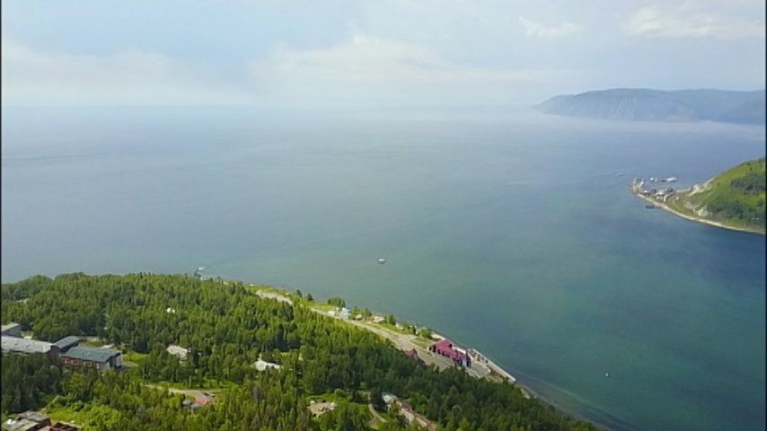 ロシアのバイカル湖。世界一透明な湖の中には、奇妙な生物が