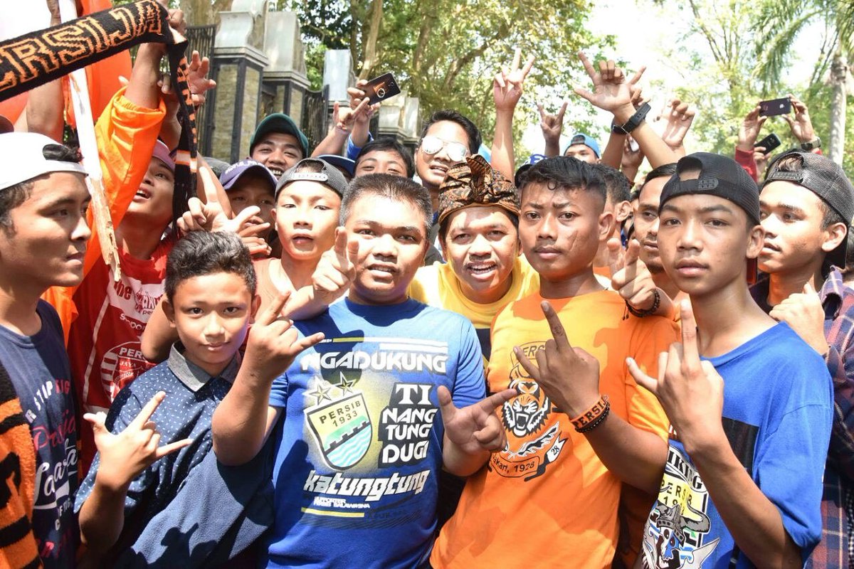 DediMulyadi71's tweet photo. Damai itu TOP banget,itulah komitmen Viking dan The Jak di Purwakarta. Keduanya berjanji untuk rukun &amp; damai. Viking The Jak akur jadi dulur https://t.co/bdDP7fX4On