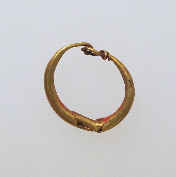 Earring-loop type, plain metmuseum.org/art/collection…