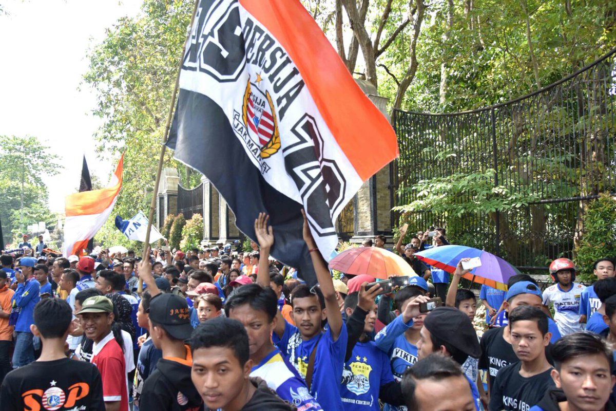DediMulyadi71's tweet photo. Damai itu TOP banget,itulah komitmen Viking dan The Jak di Purwakarta. Keduanya berjanji untuk rukun &amp; damai. Viking The Jak akur jadi dulur https://t.co/bdDP7fX4On