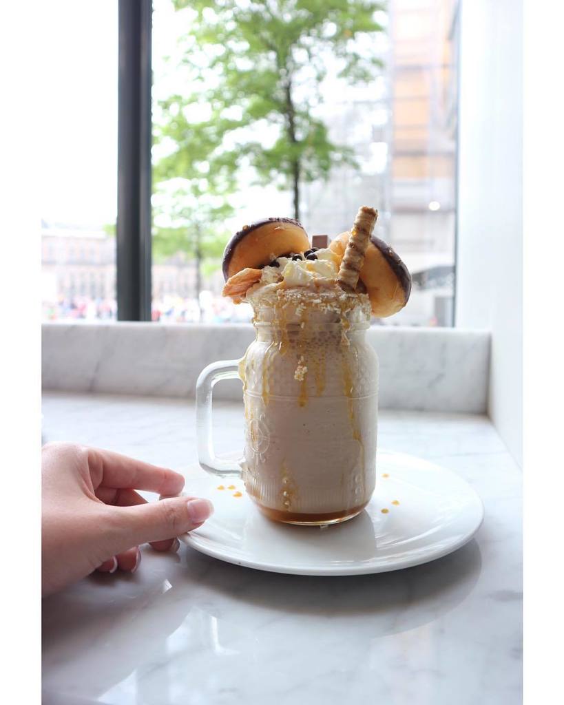 yourambassa3e's tweet photo. The good stuff! #extrememilkshake op de kaart van @grandcafekrasnapolsky , dit is mijn (@manonvb) nieuwe guilty plโฆ https://t.co/XhmQlUVOhH https://t.co/sFwTgxm20m