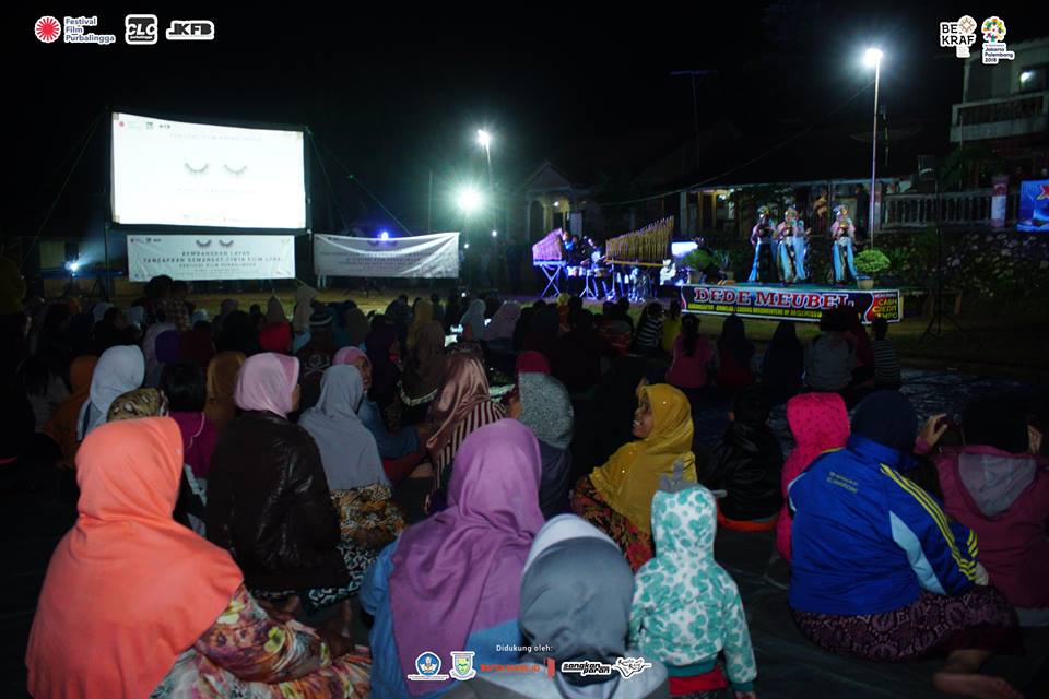 festfilmpbg's tweet photo. Layar Tanjleb #FFP2017 Desa Tlaga, Kec Gumelar, Banyumas. @BekrafID @pusbangfilm @tasdipbg1 @tiwiwabup @dinkominfopbg https://t.co/BLd0pTNfps
