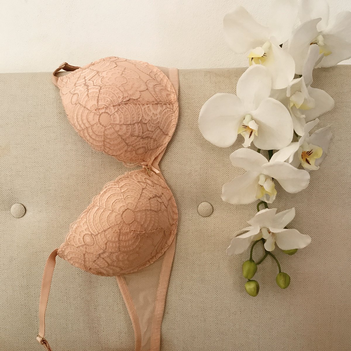 Yamamay's tweet photo. Blossom up you Sunday morning 😉 ! #Preview #Lingerie #Autumn #AI17 #Yamamay #Underwear #Fall #Linsday https://t.co/srhKNmX8wB