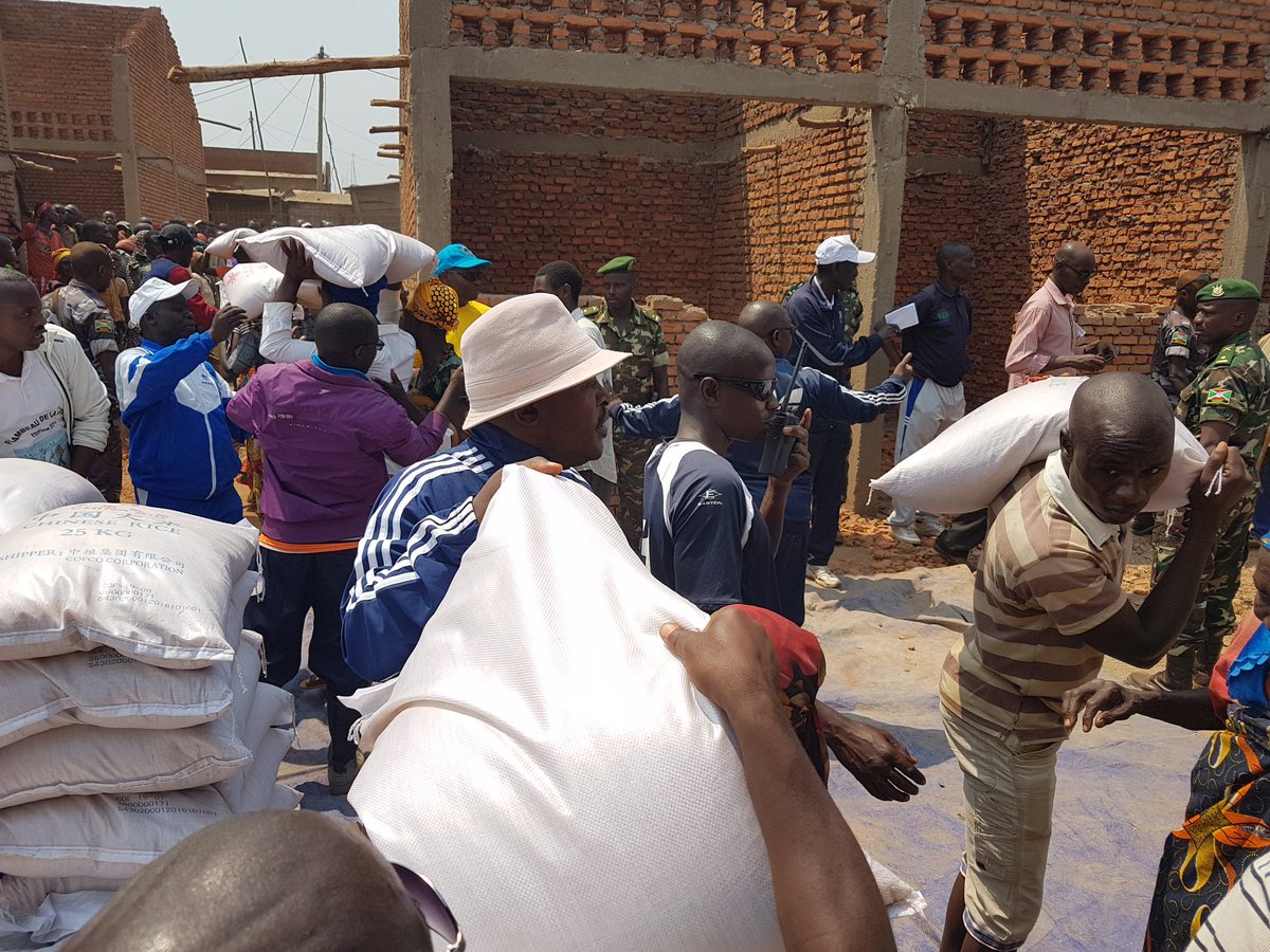 Distribution de vivres à des familles vulnérables à <a href="/CibitokeProv/">Province Cibitoke</a> par <a href="/pnkurunziza/">Pierre Nkurunziza</a>