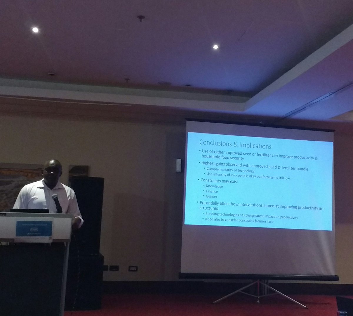 maya_ranganath's tweet photo. bundling technologies (such as improved seed + fertilizer) has the greatest impact on farmers productivity, says @timonjagi #EvidenceSummit https://t.co/thVydStkgi
