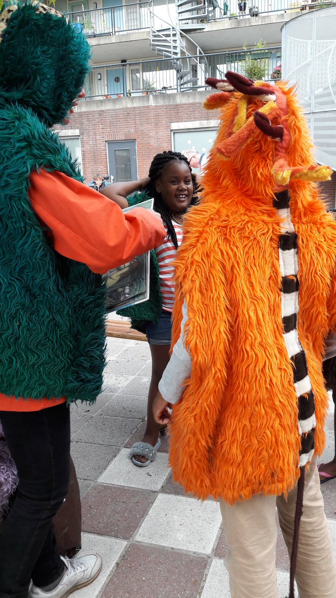 RestoRotterdam's tweet photo. Afgelopen vrijdag #BuurtBoost 'Koken met de buurt', in het Oude Noorden: Joke Olthaar leest en speelt uit boeken met kinderen uit de buurt https://t.co/MyQChyYj1Z