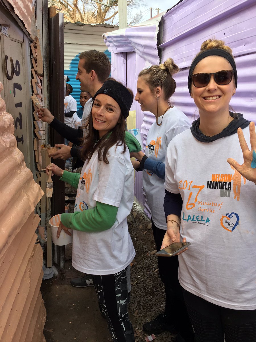 SplashPRnews's tweet photo. Happy faces all around whilst we paint houses at IY for #MandelaDay #PaintingTheTownSafe #67Minutes #67MinutesForMandela https://t.co/Q0QcvETuWX