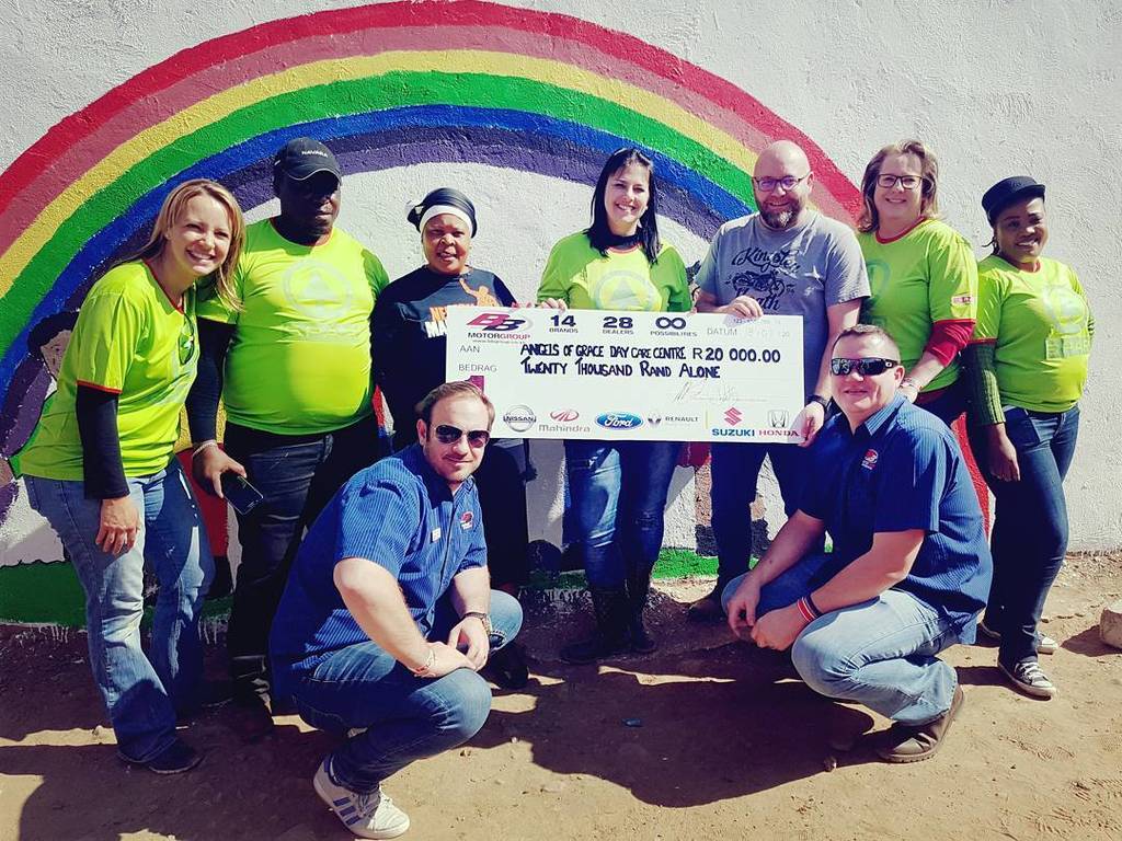GrootFM's tweet photo. BB Motorgroup oorhandig 'n tjek ter waarde van R20 000 vir die opheffing en verbetering van Sinah se sentrum! #Mad… https://t.co/gnXLT9dpkW https://t.co/hQZO6uObhH