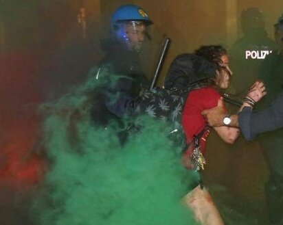 TommasoCacciari's tweet photo. Eva, 20anni, arrestata e picchiata da #FFOO a protezione di 150 naziskin
Di che violenza parlano Giordani e Lorenzoni? Quella della polizia? https://t.co/YiMhAVT7SJ