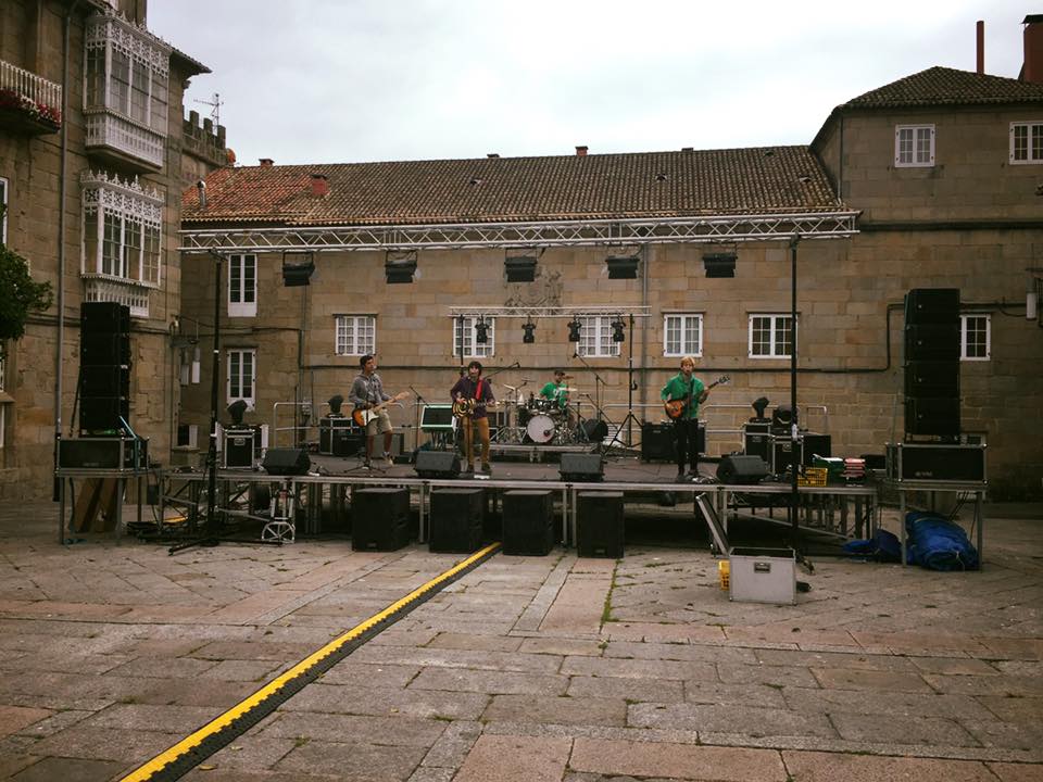 Comezan as probas de son de #15bolos 2017. Agardámosvos esta tarde, dende as 18:00 h., na #PrazaDoTeucro.
+INFO: facebook.com/LocaldeMusicaP…