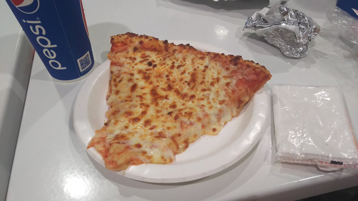 時上イズミ にゃーさん コストコいったらフードコートでお昼ご飯食べるのだけど ピザのサイズがすごすぎるよね 1ピースだよ 右にあるポケットティッシュでサイズ比較