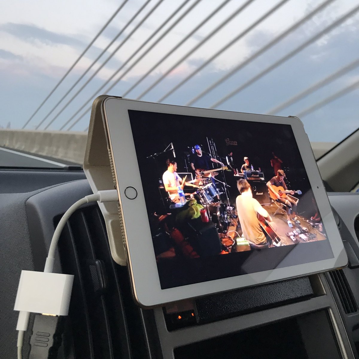 ガンクドラム Twitter પર 車載ipadホルダーが高かったので 自作しました 100円の本棚だけで完成 これで大画面でtoeが見れるぜ 大満足 今日から少しだけ息抜きします ガンクドラム 車載ホルダー Ipadホルダー 自作 Ipadスタンド ハングドラム 高速