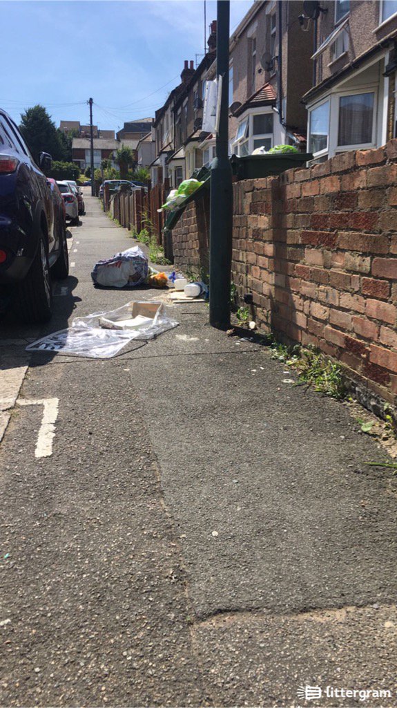 trsdriving's tweet photo. HMO-@LBofBexley REFUSE COLLECTION  #OverflowingBin https://t.co/GC8pxtxtIT @LBofBexley https://t.co/tOqMULJBB8