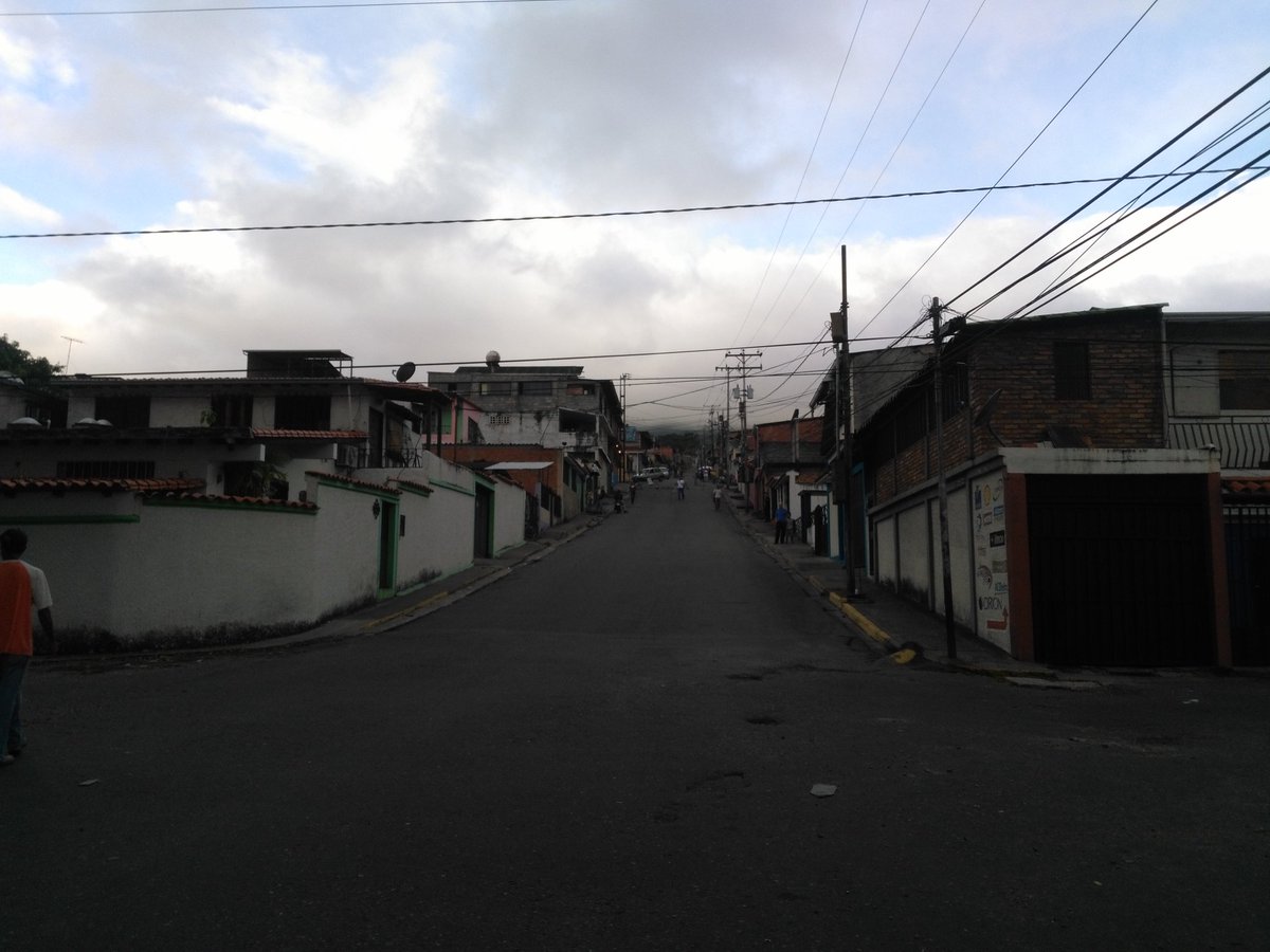 massirosiroino's tweet photo. #AHORA Tensa calma en el puente la 14 de Táriba. Funcionarios se mantienen en el lugar para evitar tranconazo.  #18Jul #Táchira https://t.co/9rSWYAwEsS