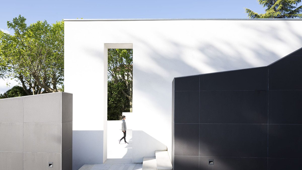 ChateauAutignac's tweet photo. Perfect Geometry meets design...#Crisp #Design #Style #Modern #LovingIt #TravelTuesday #Architecture #Autignac #France https://t.co/VC7niU7pF8