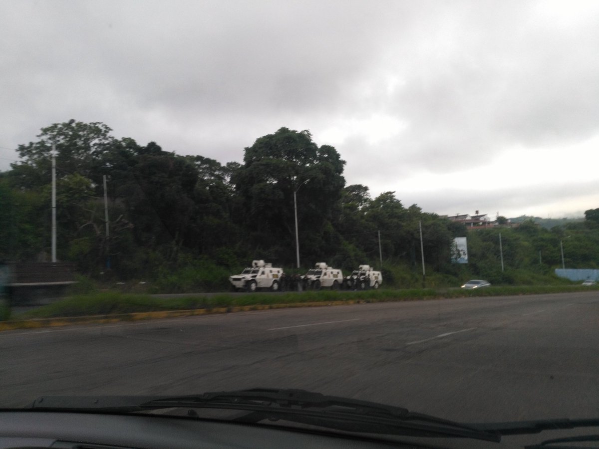 massirosiroino's tweet photo. #AHORA Tensa calma en el puente la 14 de Táriba. Funcionarios se mantienen en el lugar para evitar tranconazo.  #18Jul #Táchira https://t.co/9rSWYAwEsS