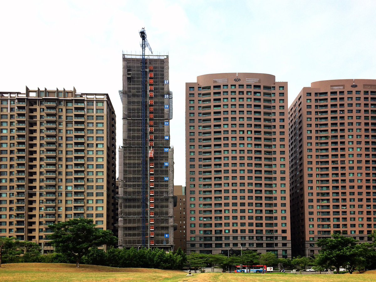 spatial_tweets's tweet image. All that hard work under the scaffolding
#spatialpractice #architecture #residential #skinnytower #edgecondition #constructionsite