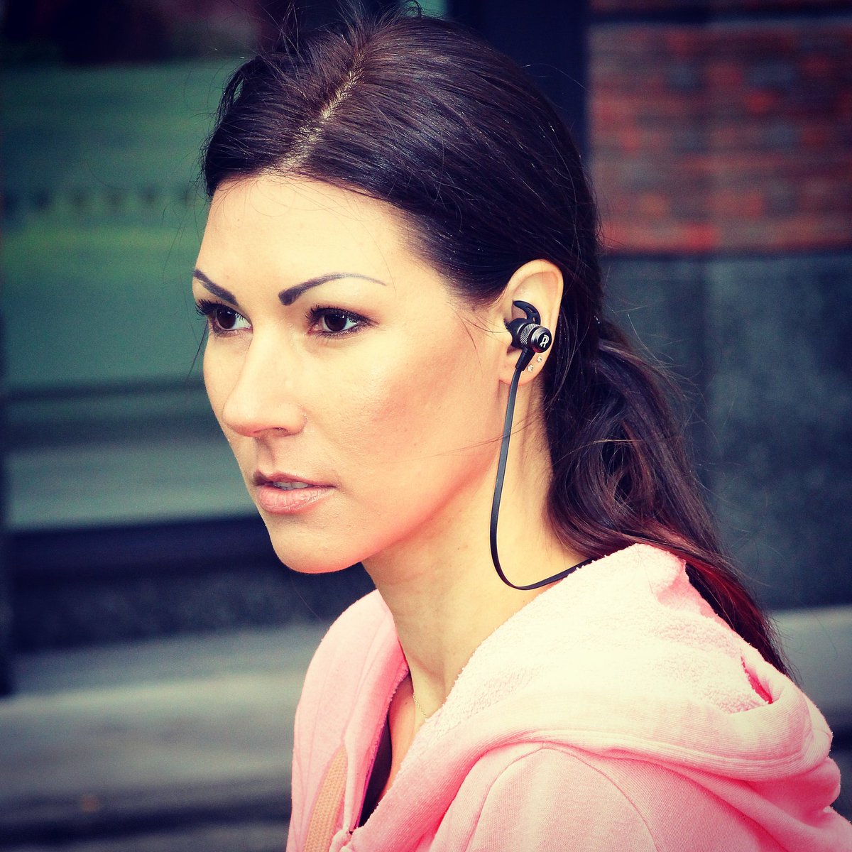 Phonfamily's tweet photo. Work, Gym or Travel - Take the music with you. #ioClassic #ioSport #wireless #earphones #phonaudio #wearephonfamily #Motivation https://t.co/p1iwvN7Coj