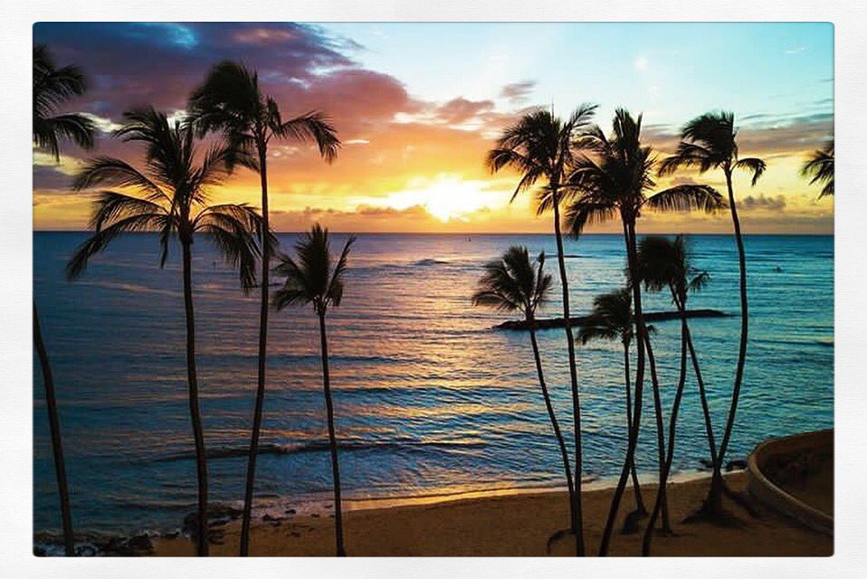 AmrikaLondon's tweet photo. #TravelTuesday have you ever been to #Hawaii?! Absolutely stunning imagery and a beautiful sunset 📸 @clarklittle 💖 #photography https://t.co/K6fT8rQQSE