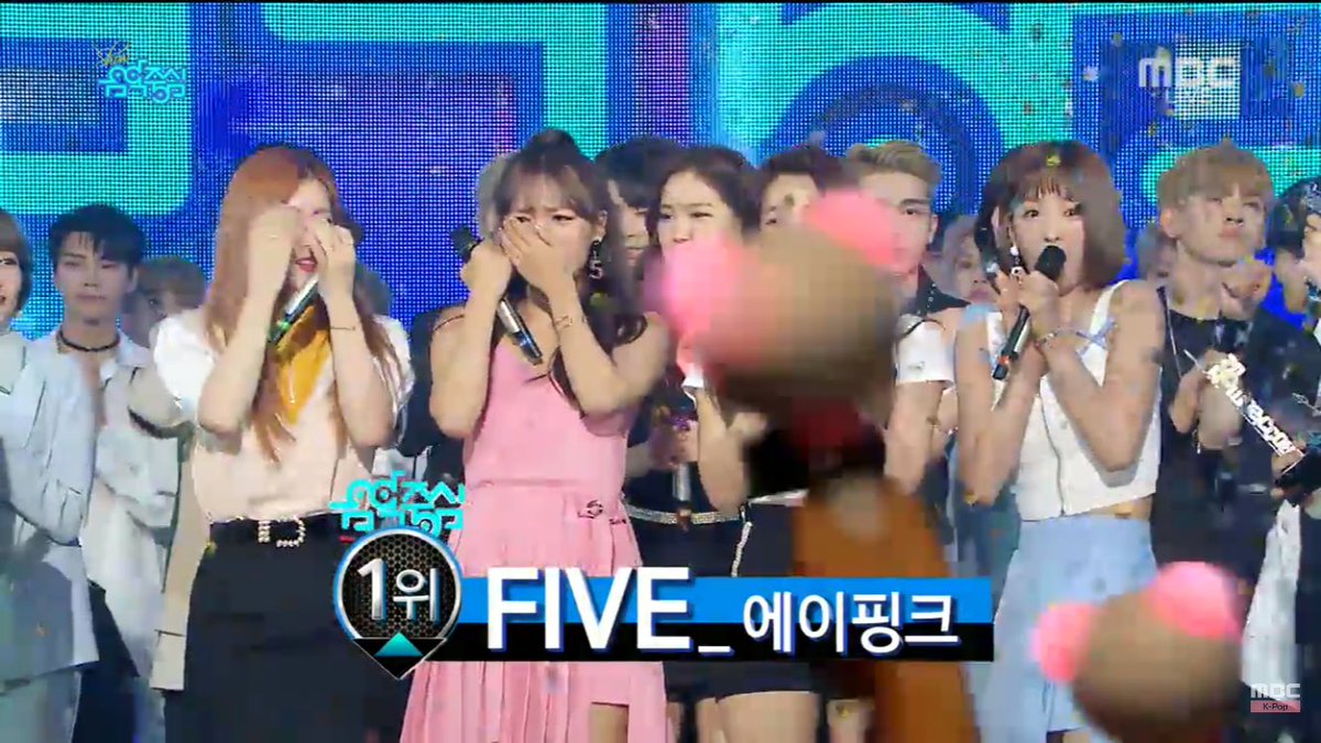 bbomiredo's tweet photo. idfc if I am late,I still want to congratulate mah fairies ๐ญomfg we did it! you deserved everything, iloveyousomuch๐ @Apink_2011 #FIVE6thwin https://t.co/CrYovEiaOJ