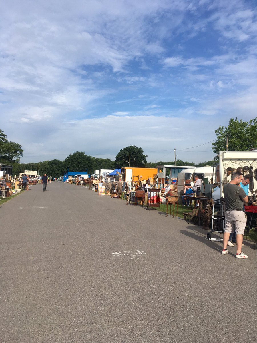 BowdenKnightWin's tweet photo. Early morning sunshine @IACFAntiqueFair #ardingly ready for a day of #sourcing #antiques https://t.co/5cgCRW1Xwt