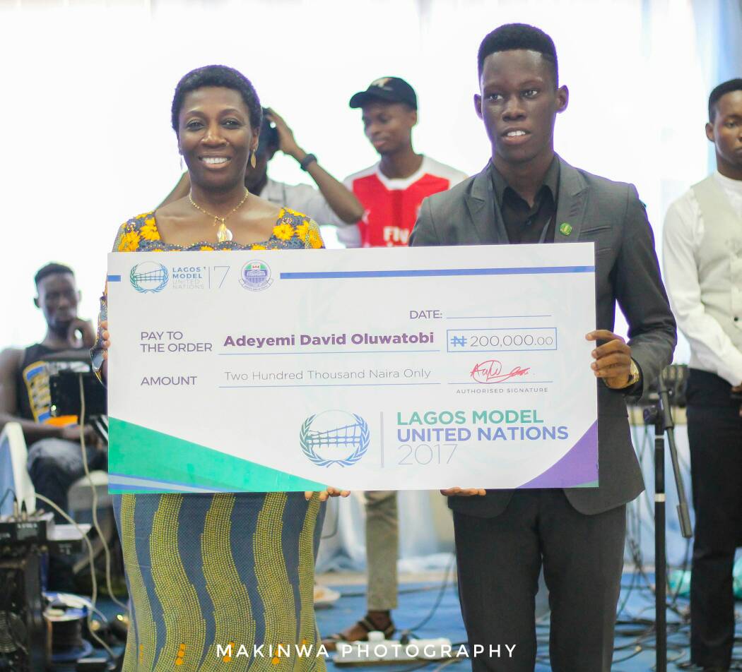 drdavidadeyemi's tweet photo. Happy to have my #ProjectEmergem win the @LMUN2017_ Idea Fair. Thank you sir @DebolaLagos for your speech #LMUN2017 https://t.co/8g5OwNHLQf