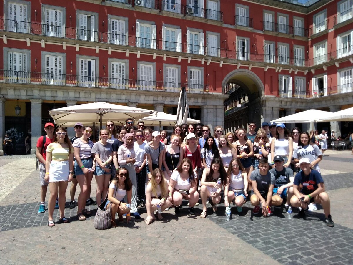 puebloingles's tweet photo. Colby, Brian y nuestros #volunteens, conociendo los secretos de Madrid.
¡Buenos días!
#teentour
#diverbosummer https://t.co/OOw4aznV9J