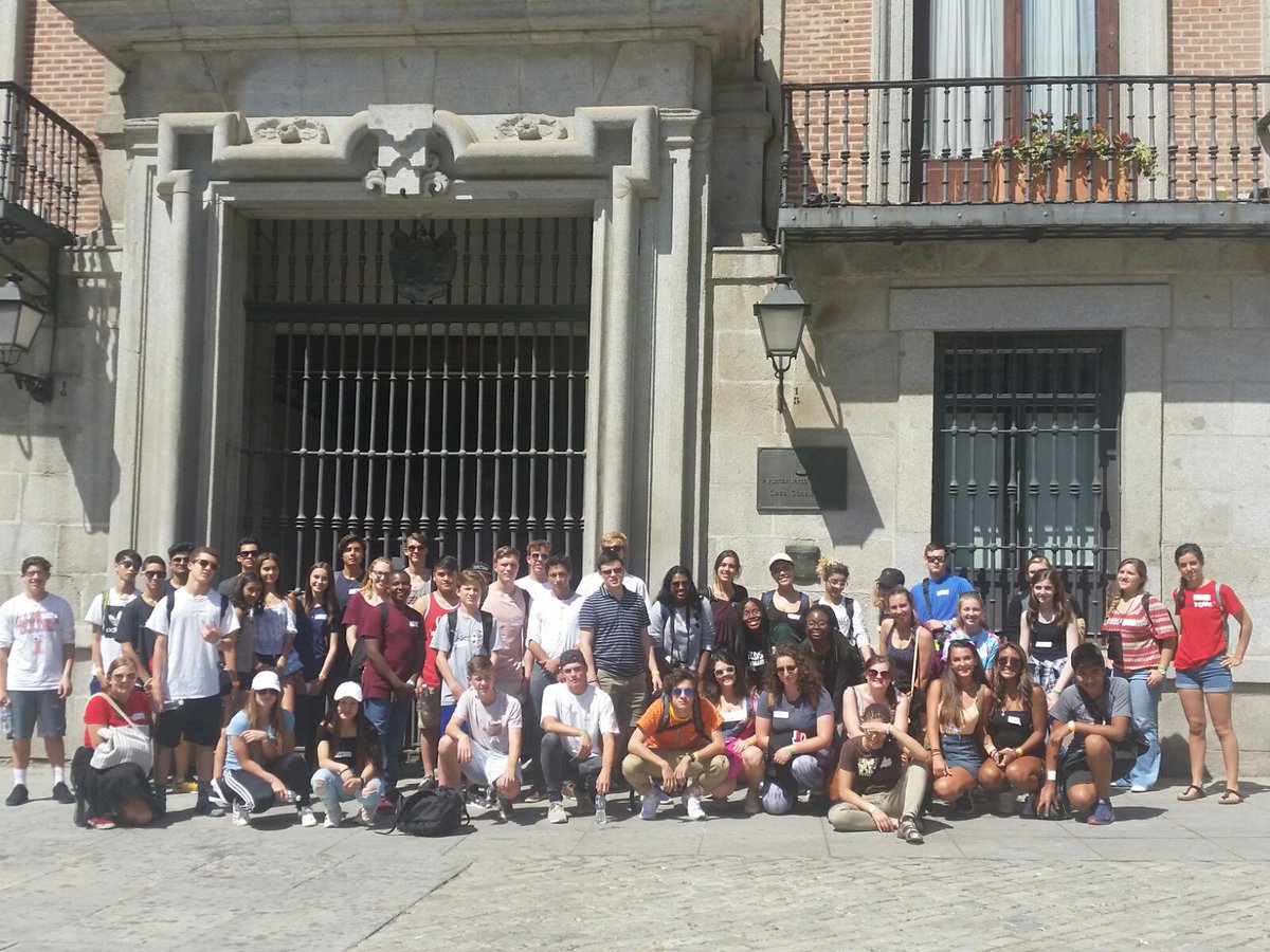 puebloingles's tweet photo. Colby, Brian y nuestros #volunteens, conociendo los secretos de Madrid.
¡Buenos días!
#teentour
#diverbosummer https://t.co/OOw4aznV9J