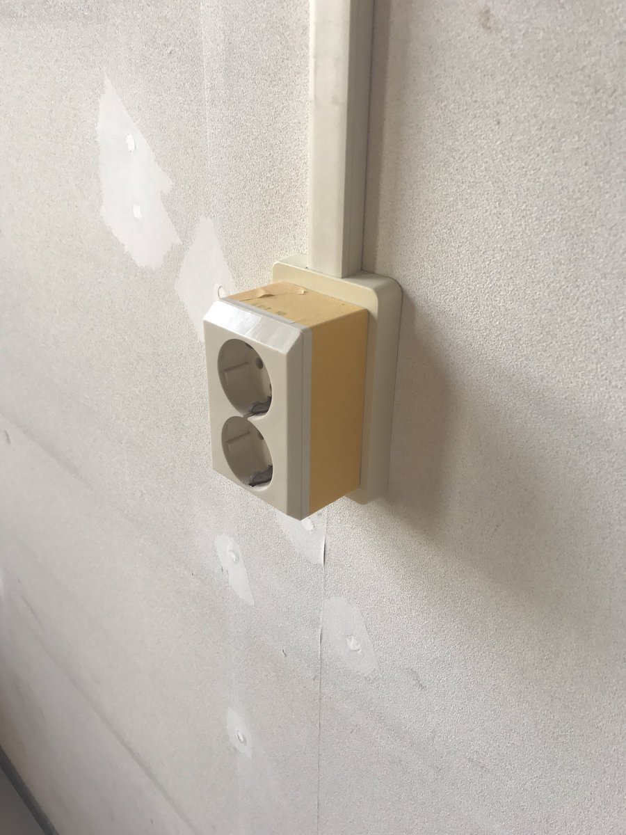 slechteklaas's tweet photo. Zegt mijn tijdelijke collega: ik heb de stopcontacten afgeplakt je kunt zo beginnen, kom daar en dan tref je dit aan🙊🙈 #wordeenlangedag https://t.co/vl3vPB79Ym