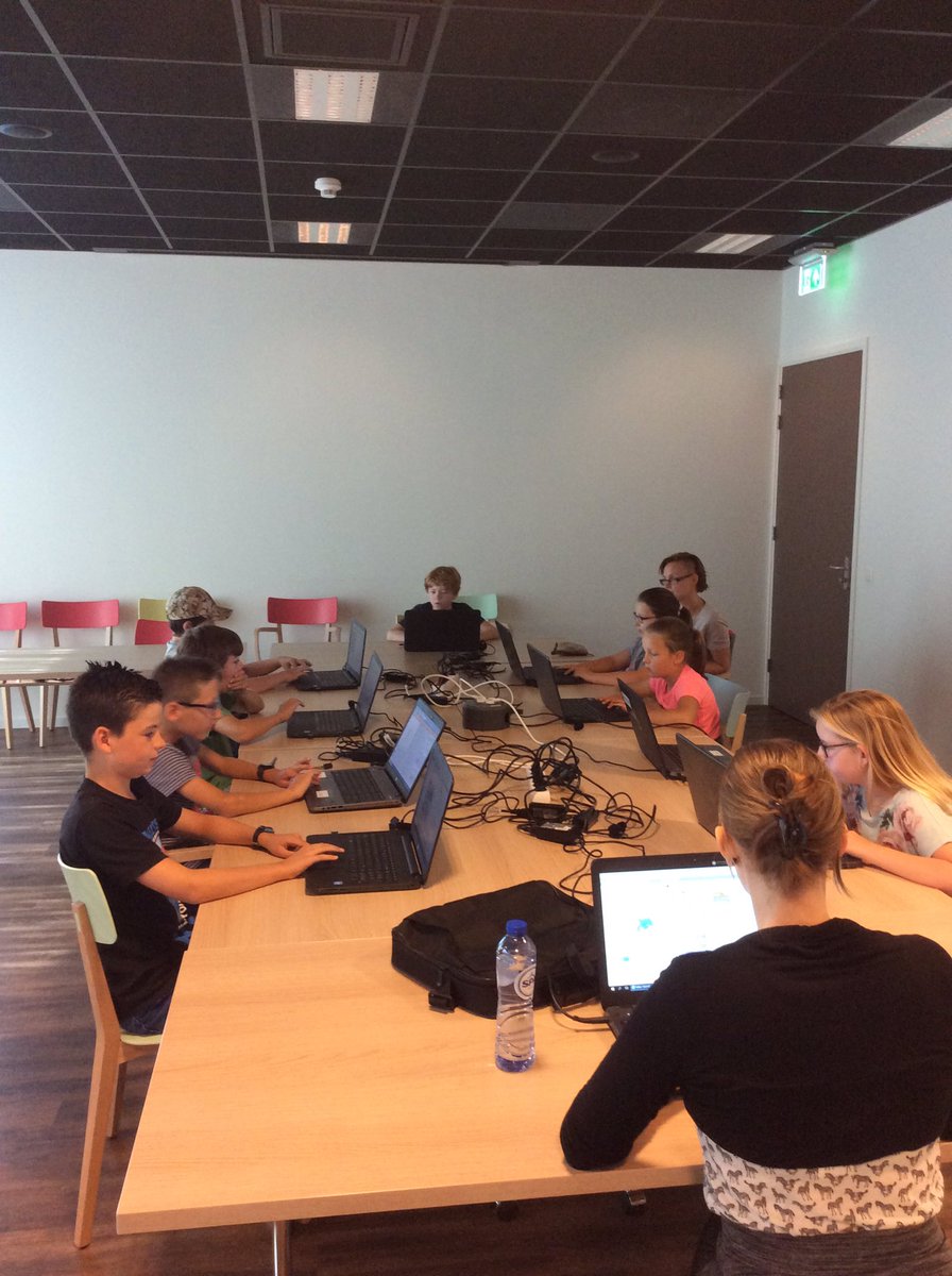 BibliotheekHW's tweet photo. Zelf #programmeren tijdens de #workshop #Scratch! @RembrandtOBL @vrwelzijn @BibliotheekHW https://t.co/G86BkgxJCp