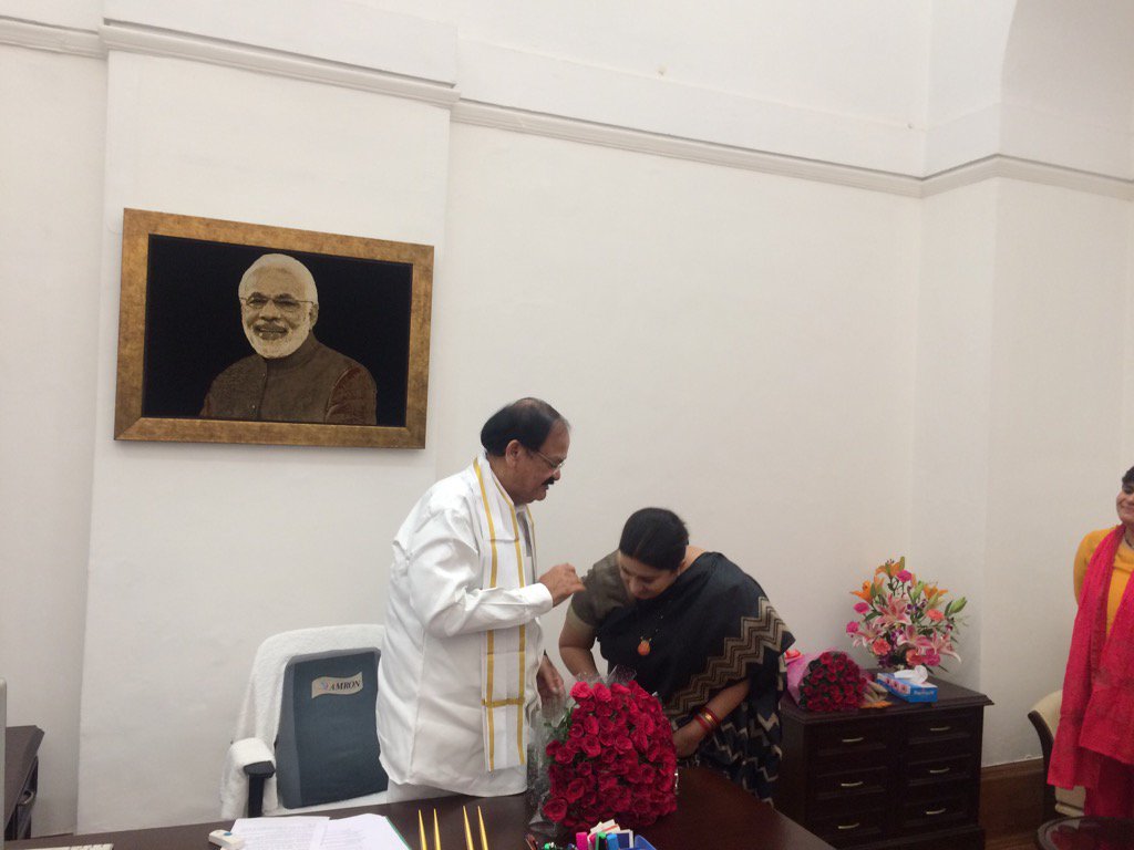 rakesh_ET's tweet photo. @smritiirani seeks blessings of @MVenkaiahNaidu before assuming charge as I&amp;B minister in Parliament House. https://t.co/z31vf0YNKr